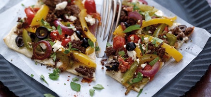 Griechischer Flammkuchen mit Hackfleisch