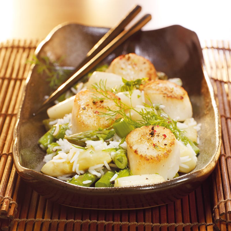 Photo de Noix de Saint-Jacques et asperges aux fines herbes prise par WW