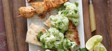 Brochettes de poulet tandoori et chou-fleur