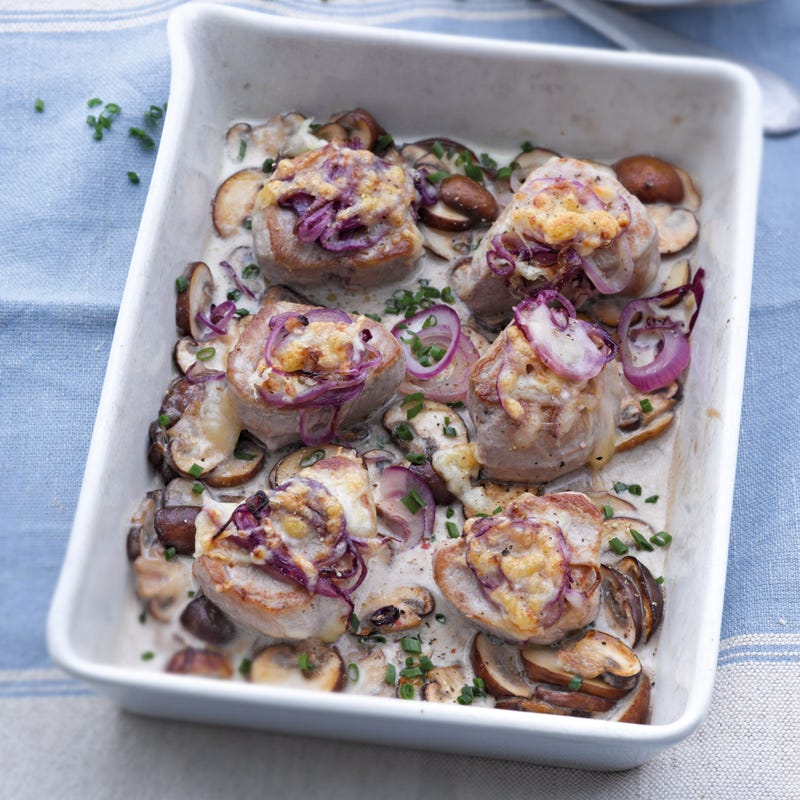 Gratinierte Schweinsmedaillons mit Zwiebel-Käse-Haube
