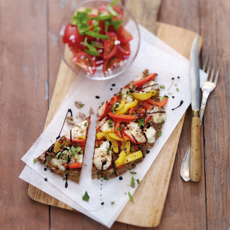 Mediterrane Hackfleischpizza mit Tomatensalat