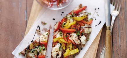 Mediterrane Hackfleischpizza mit Tomatensalat