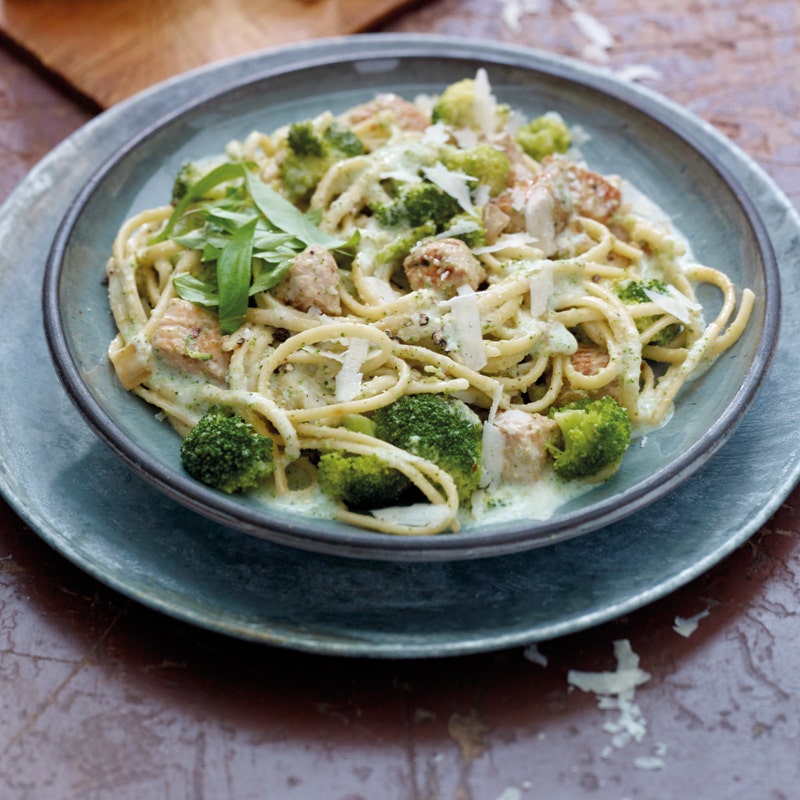 Broccoli-Linguine mit Trutenbrust und Parmesan