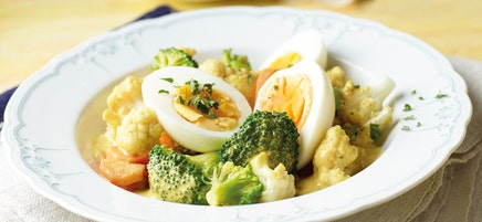 Eier in Gemüse-Curry-Ragout