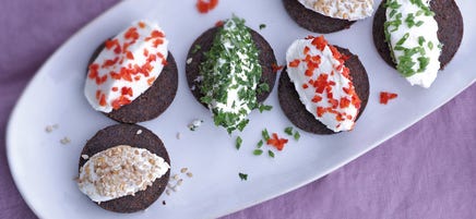 Bunte Frischkäsenocken auf Pumpernickel