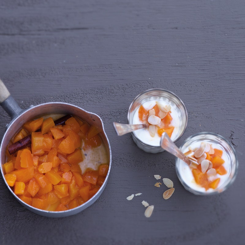 Exotisches Kakikompott mit Joghurtcreme