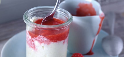Cheesecake im Glas mit Beerensauce