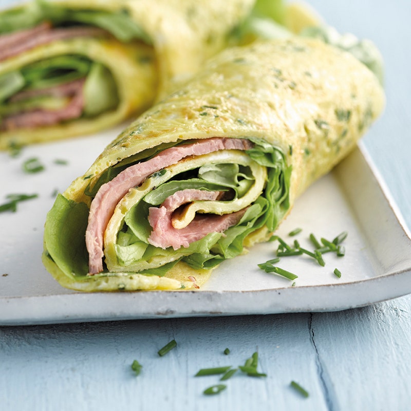 Omelette-Rolle mit Salat und Roastbeef
