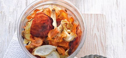Wurzelgemüsechips mit Hummus