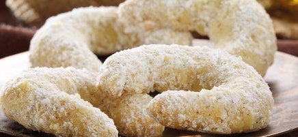 Croissants aux noisettes et au sucre glace