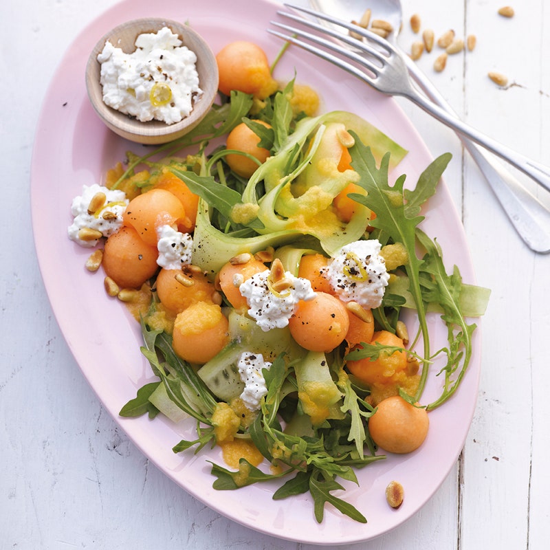 Melonen-Rucola-Salat mit Hüttenkäsetopping