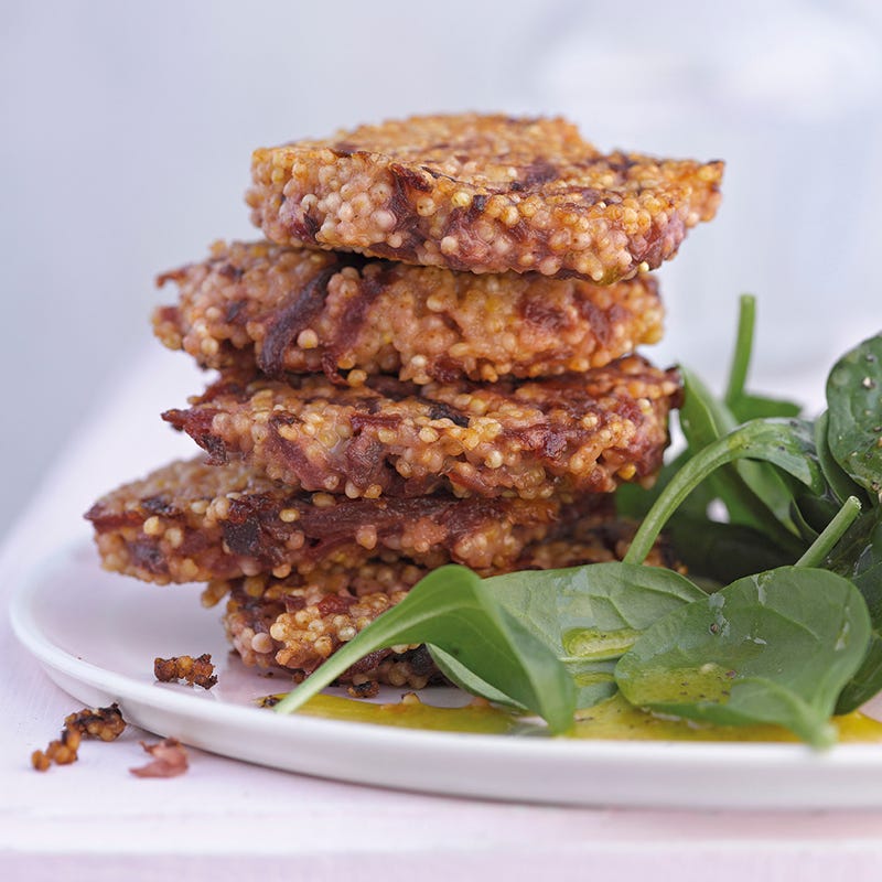 Rote Hirsetätschli mit Spinatsalat