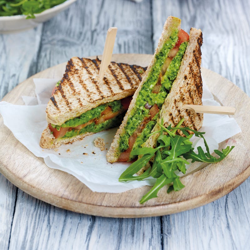 Käse-Pesto-Sandwich mit Tomaten