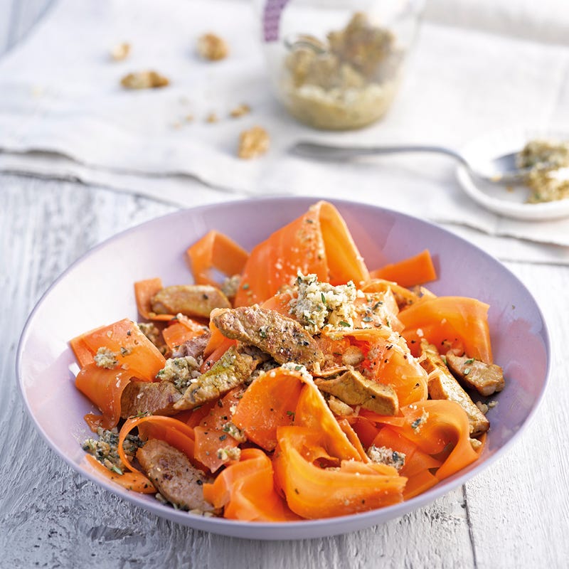 Karottennudeln mit Baumnusspesto und Schweinsfiletstreifen