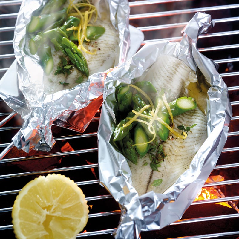 Scholle im Weissweinsud mit grünem Spargel