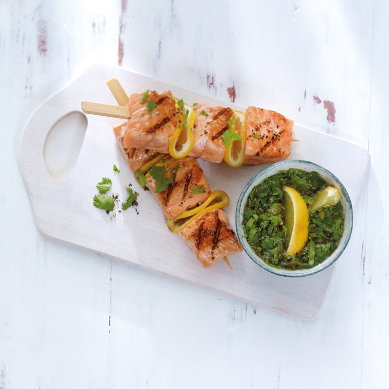 Zitronen-Lachs-Spiesse mit Koriandersauce
