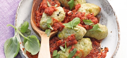 Selbstgemachte Broccoli-Gnocchi mit Tomatensauce