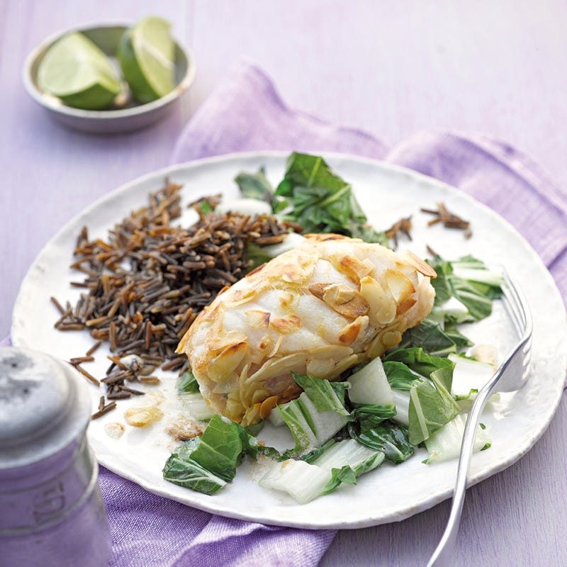 Seeteufel in Mandelkruste mit Pak Choi und Wildreis