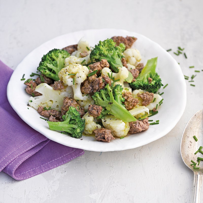 Blumenkohl-Broccoli-Salat mit Hackfleisch