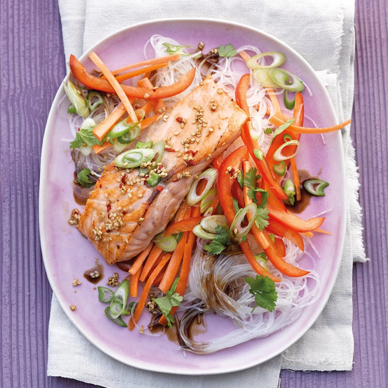 Chili-Sesam-Lachs auf Glasnudelsalat
