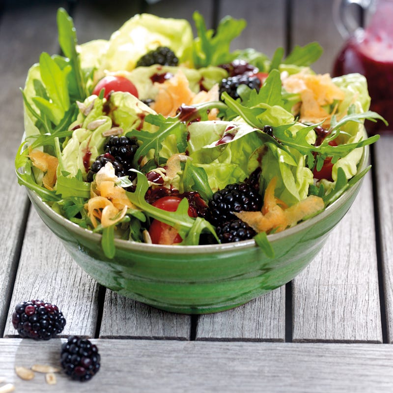 Sommersalat mit Brombeeren