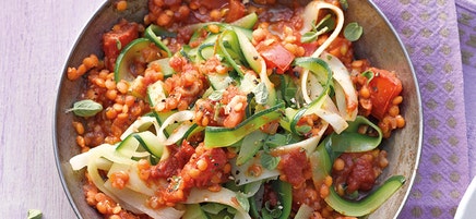 Gemüsenudeln mit Linsenbolognese
