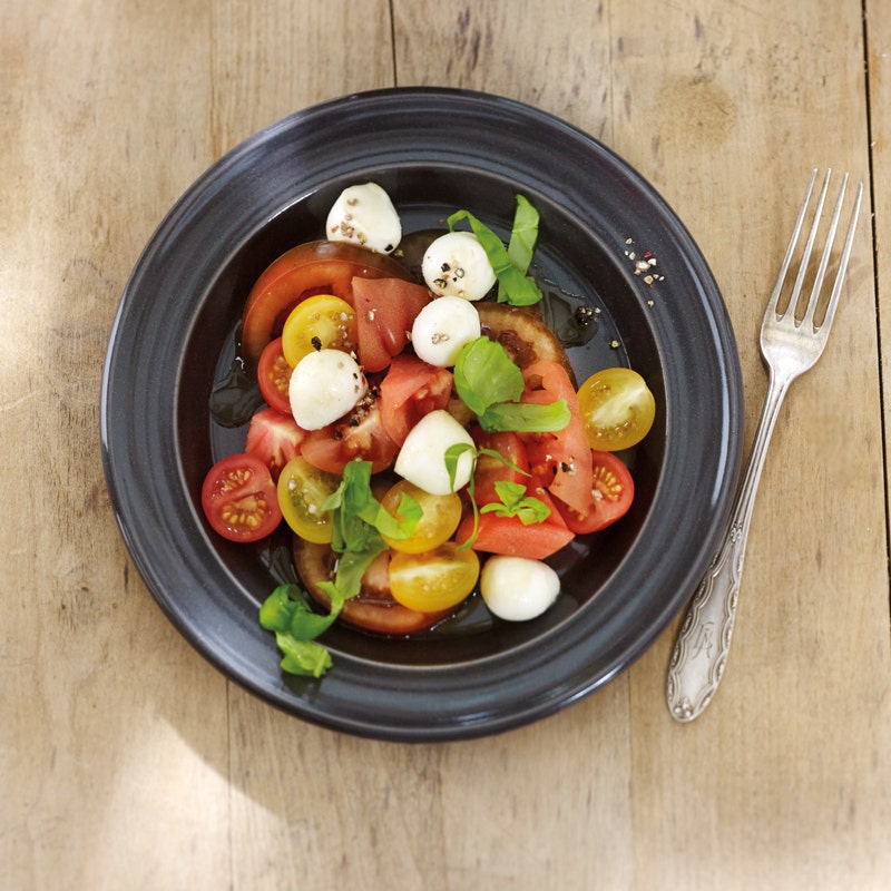 Bunter Tomatensalat mit Mozzarellakugeln