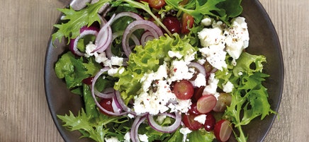 Salade mêlée au raisin et à la feta