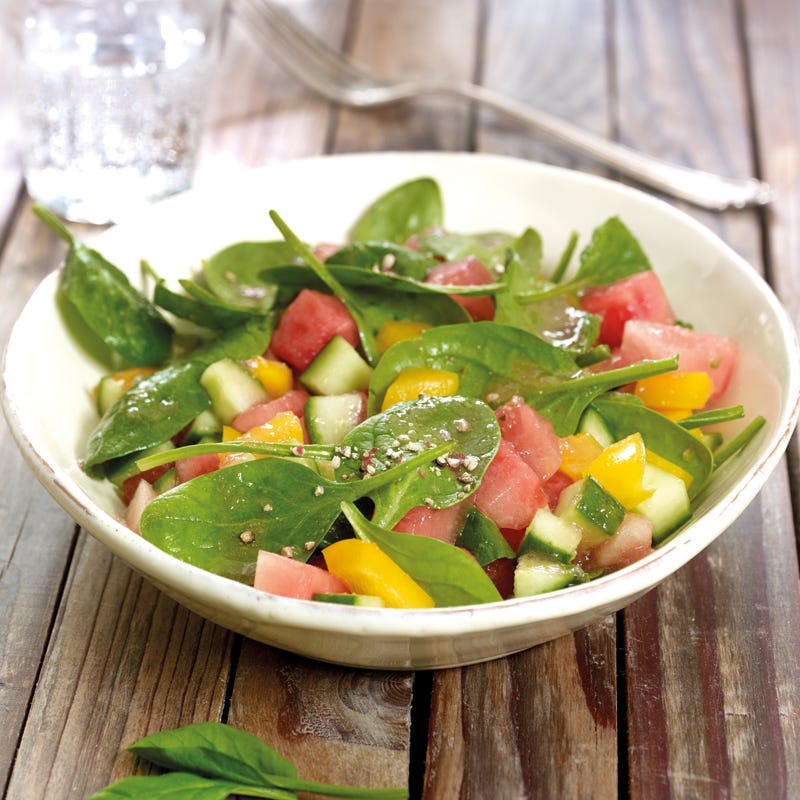 Spinatsalat mit Wassermelonenwürfeln