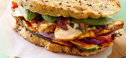 Sandwich au poulet et légumes grillés
