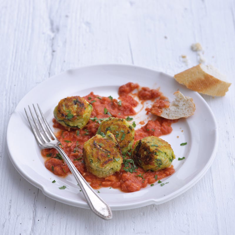 Zucchinihappen mit Tomatensauce