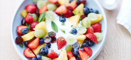 Bunter Fruchtsalat mit Joghurt