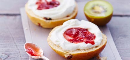 Rosinenbrötli mit Quark und Konfitüre