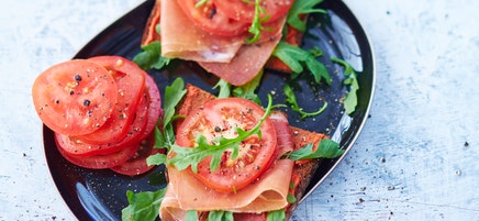 Pain de seigle, jambon cru, roquette et tomate