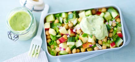 Salade de concombre et pois chiches avec vinaigrette à l’avocat