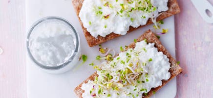Tartines au Cottage cheese et aux jeunes pousses