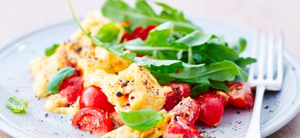Tomaten-Rucola-Rührei auf Pumpernickel