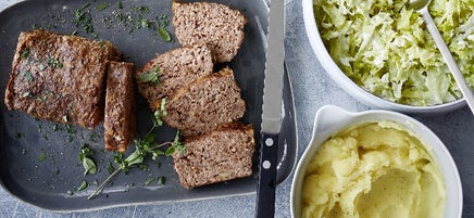 Hackbraten aus dem Ofen mit Wirzgemüse und Kartoffelpüree