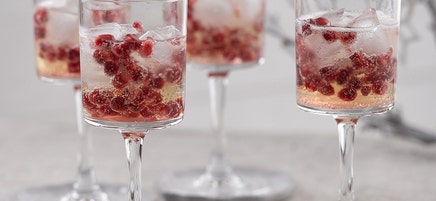 Prosecco mit Granatapfelkernen