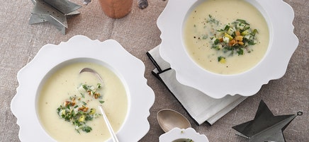 Kohlrabisuppe mit Birnen-Baumnuss-Topping
