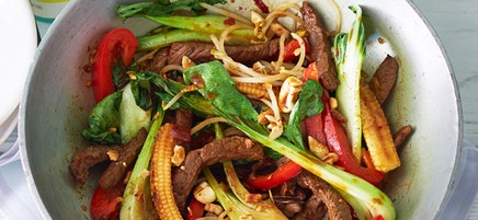 Wok de légumes et boeuf en lamelles