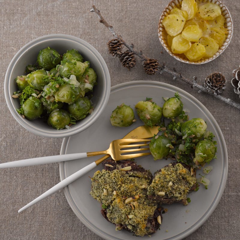 Rindsfilet mit Kräuterkruste, Kartoffelgratin und Limettenrosenkohl