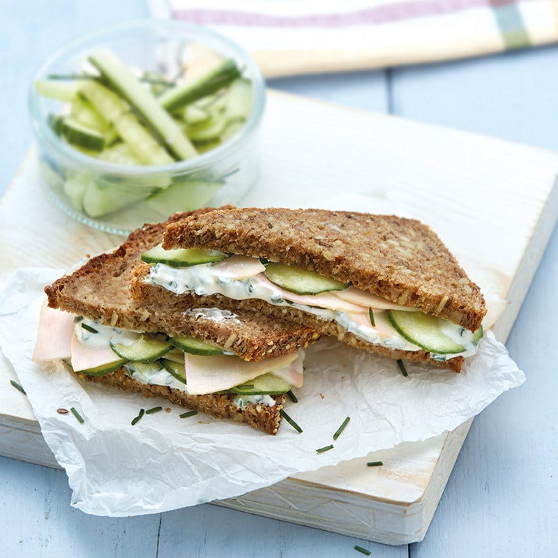 Geflügel-Gurken-Sandwich mit Schnittlauchcreme