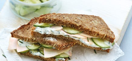 Geflügel-Gurken-Sandwich mit Schnittlauchcreme