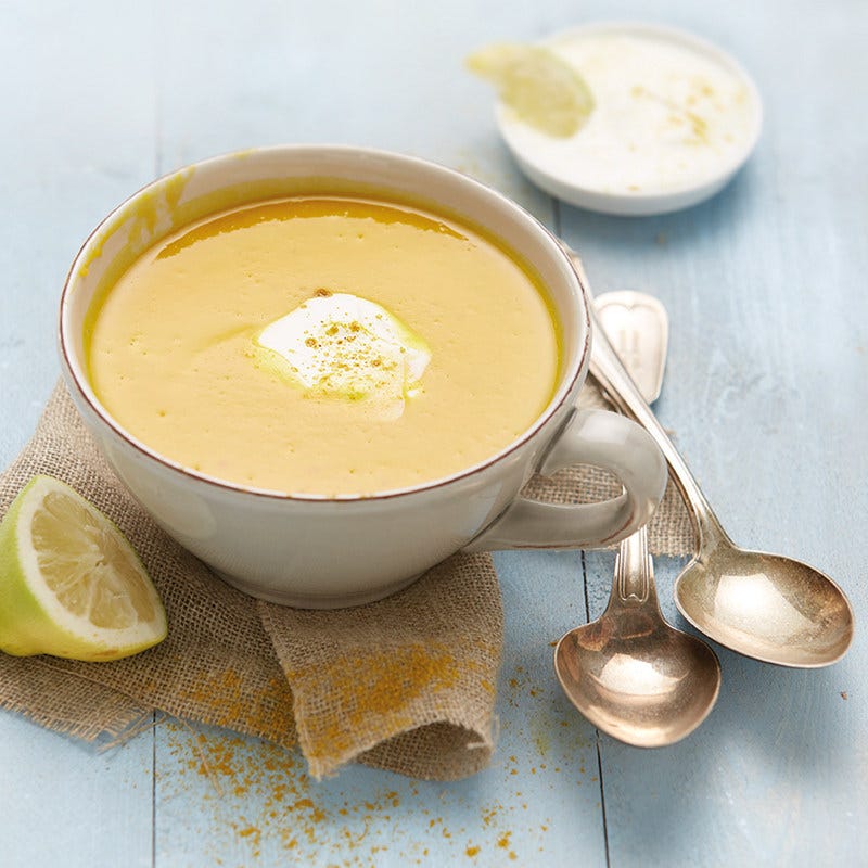 Karotten-Kürbis-Suppe mit Curry-Joghurt-Topping