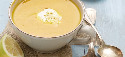 Karotten-Kürbis-Suppe mit Curry-Joghurt-Topping