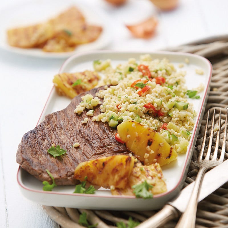 Rindssteak mit gegrillter Ananas und scharfem Gemüsebulgur