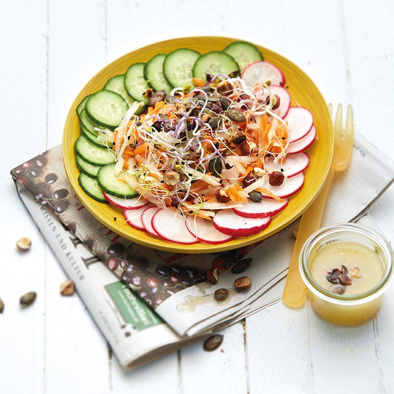 Gemüsesalat mit Sprossen und Kernen
