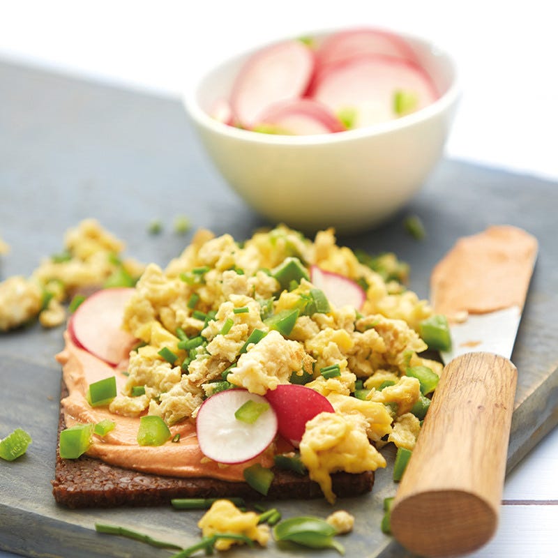 Peperonirührei mit Pumpernickel