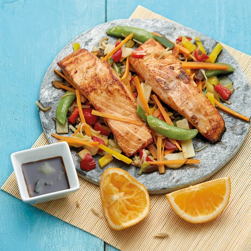 Marinierter Lachs auf Asia-Gemüse